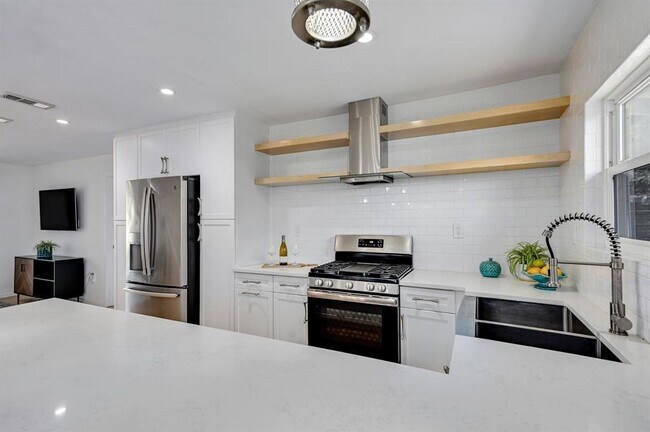 Building Photo - 403 Krebs Ln