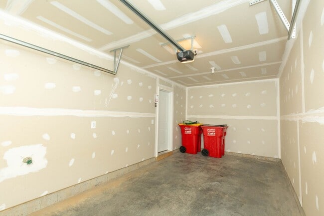 Building Photo - 3 Bed, 2 Full/2 Half Bath, Well Maintained...
