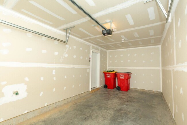 Building Photo - 3 Bed, 2 Full/2 Half Bath, Well Maintained Townhome in Inwood, WV