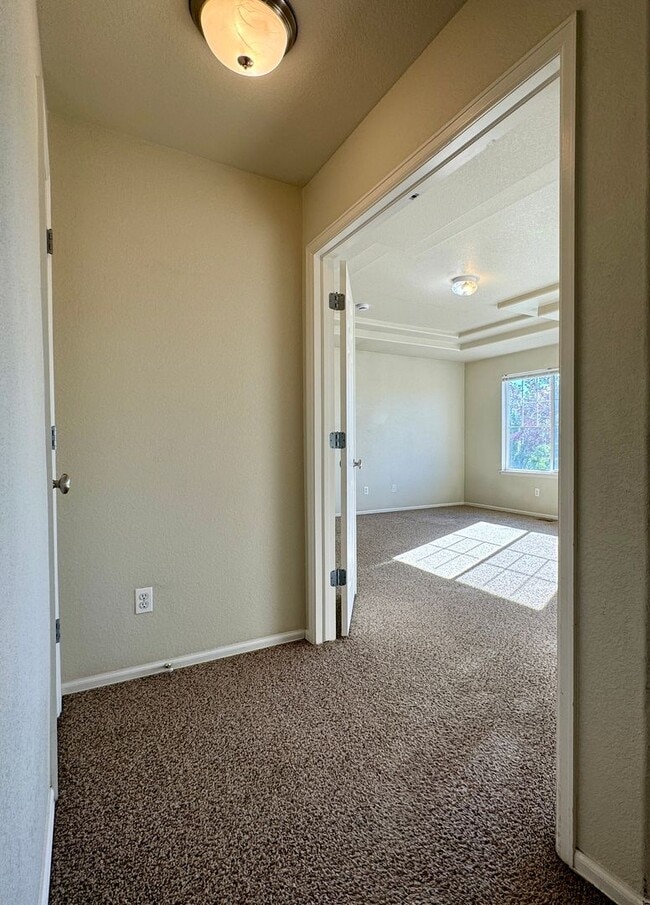 Building Photo - 3 Bedroom Home With Plenty of Space! Avail...
