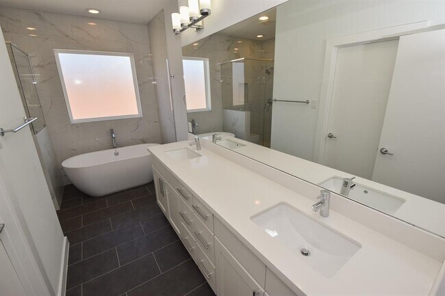 Building Photo - 713 James St