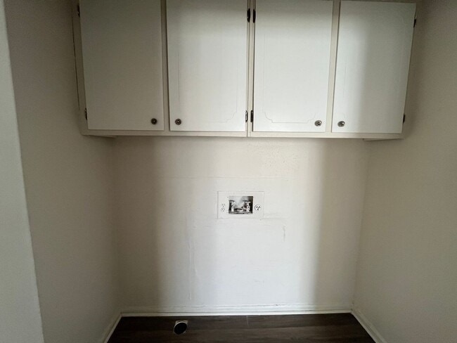 Building Photo - 906 E Brookwood Dr