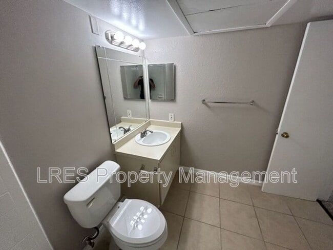 Building Photo - 380 Lakepointe Dr