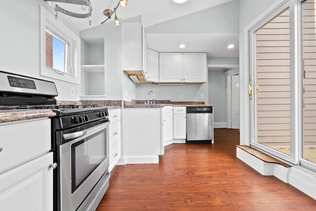 Building Photo - 23 Thorndike St