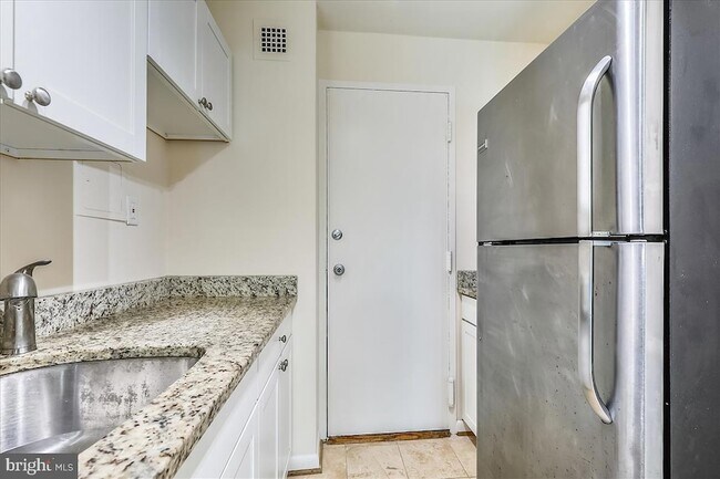 Building Photo - 10401 Grosvenor Pl