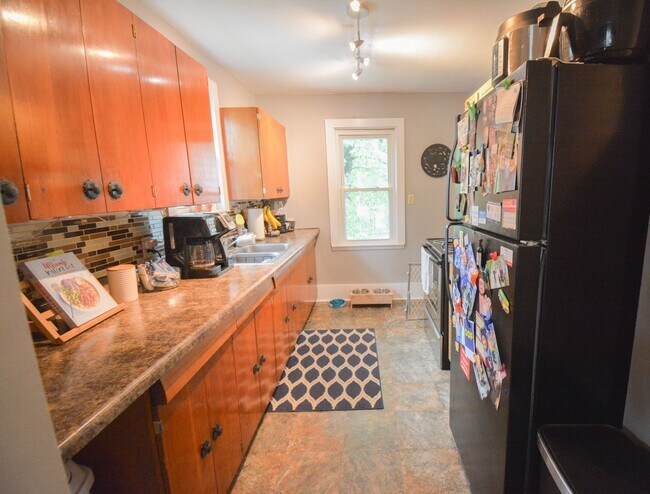 Building Photo - Tucked away, conveniently located, home for rent!