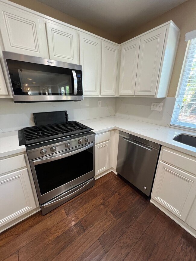 Building Photo - Tustin 3 bed 2.5 bath + office and bonus room