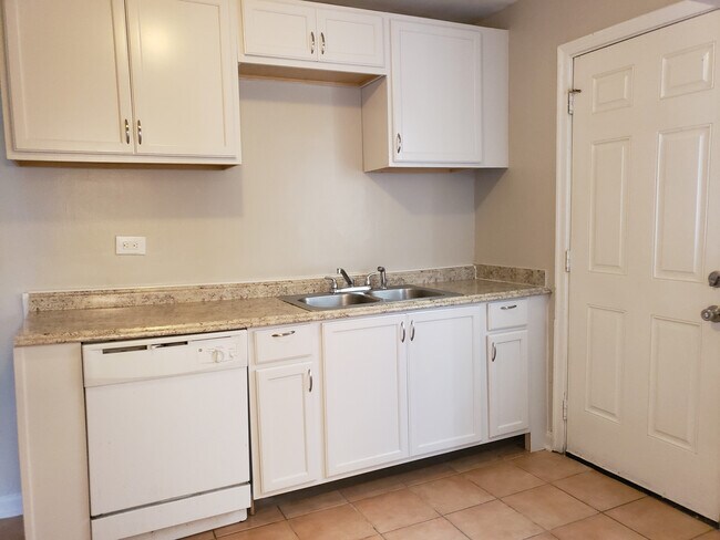 Building Photo - 3 Bedroom Westwood Terrace Bungalow (Sorry, No Section 8)