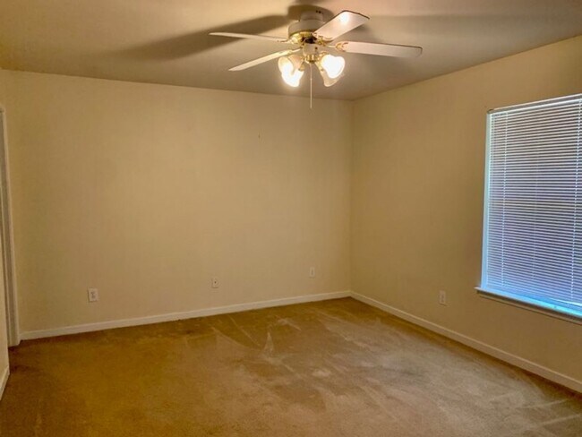 Building Photo - 2/2 For Rent in Barnett Bend!