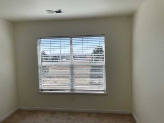 Building Photo - Bright & Spacious 2 Bed, 2 Bath Condo