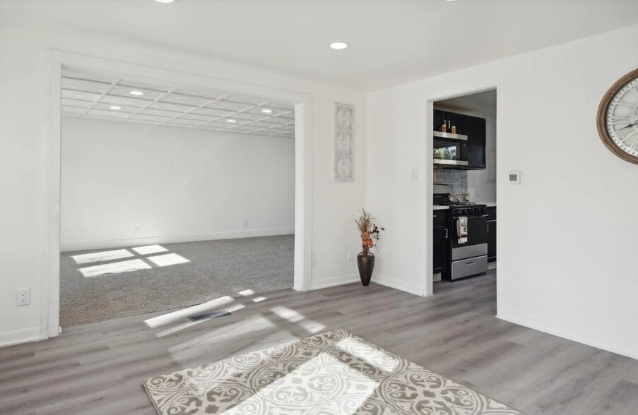 Building Photo - 431 W Coolspring Ave