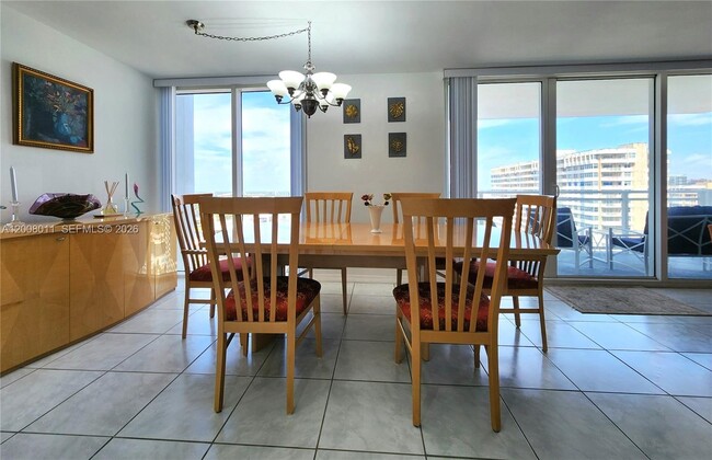 Building Photo - 2030 S Ocean Dr