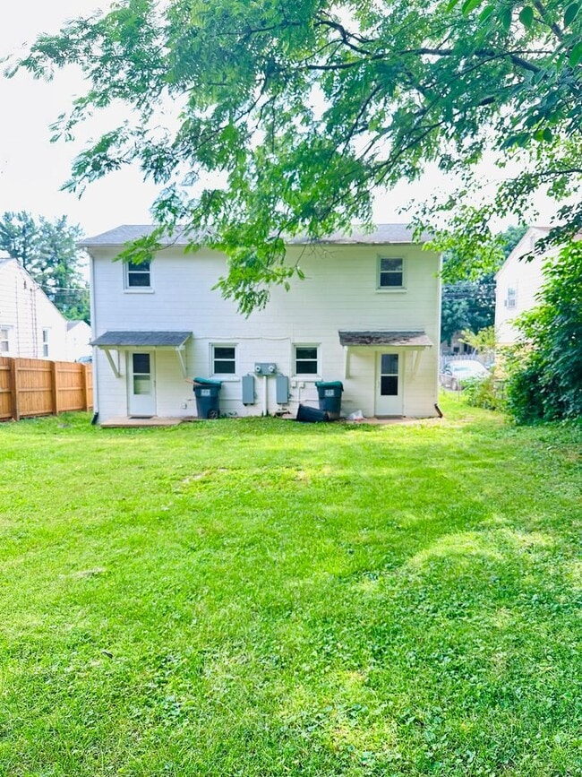 Building Photo - 813 Montrose Ave