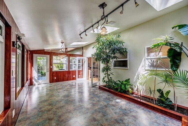 Building Photo - Edmonds 5 Bedroom 3.5 Bath Fully Fenced