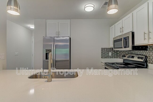 Building Photo - 1705 S 41st St