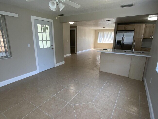 Building Photo - Beautiful 2 bed, 2 updated baths home in the sought-after boating community of Gulf Harbors.