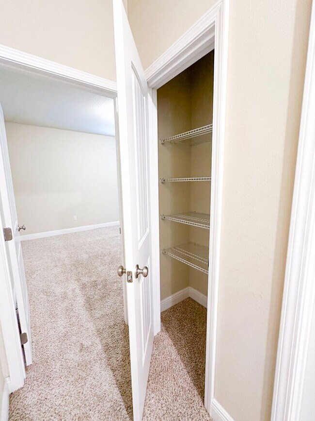 Building Photo - Well maintained 4 bedroom home with 2 car garage