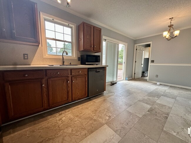 Building Photo - 228 Northview Dr