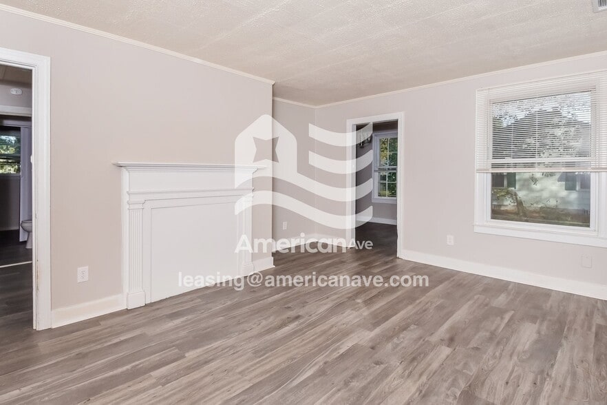 Building Photo - 2117 Roosevelt Dr