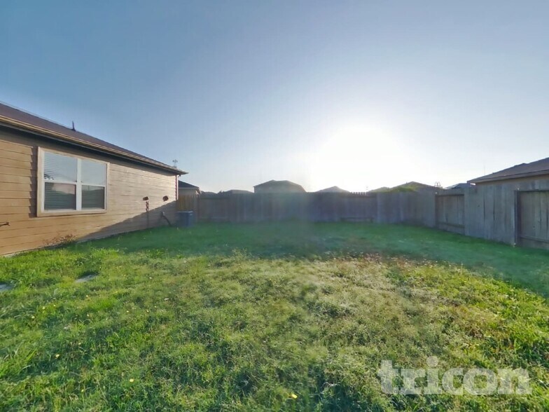 Building Photo - 1502 Tulip Ln