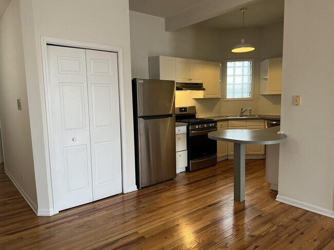 Building Photo - 3 bedroom in Chicago IL 60622