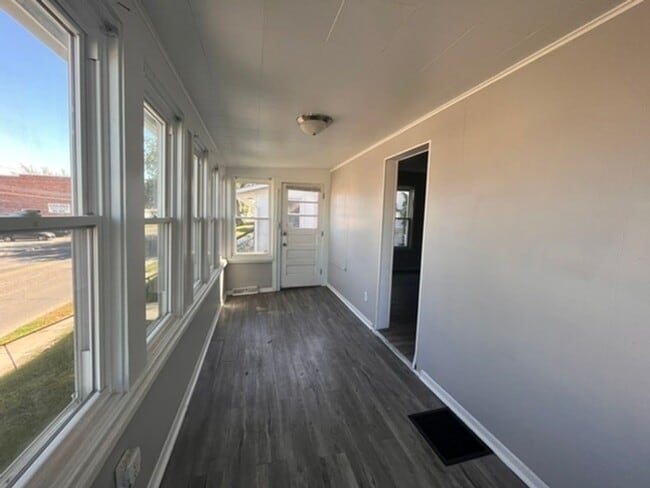 Building Photo - 3 Bedroom 1 Bath House in East Moline