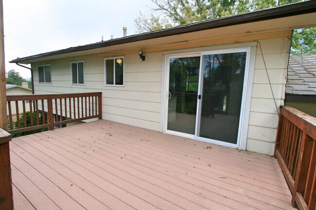 Building Photo - 3 Bedroom Split Level Home Available in South Colorado Springs!