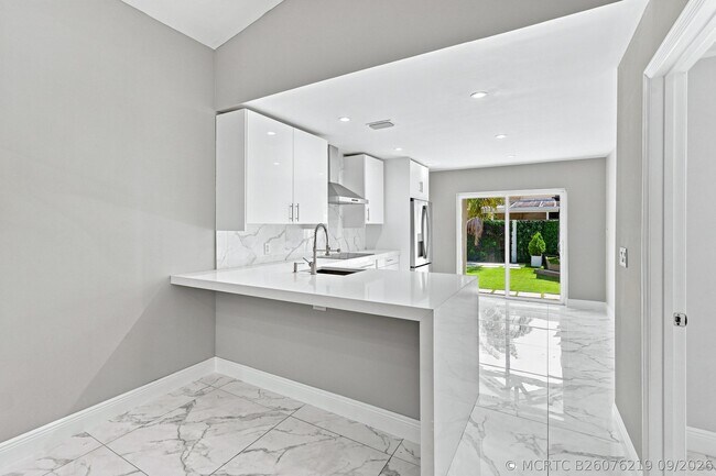 Building Photo - 372 W Riverbend Dr