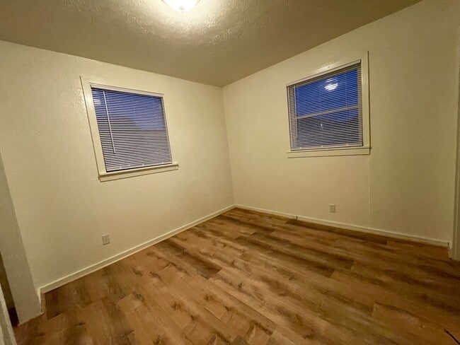 Building Photo - 2015 B St