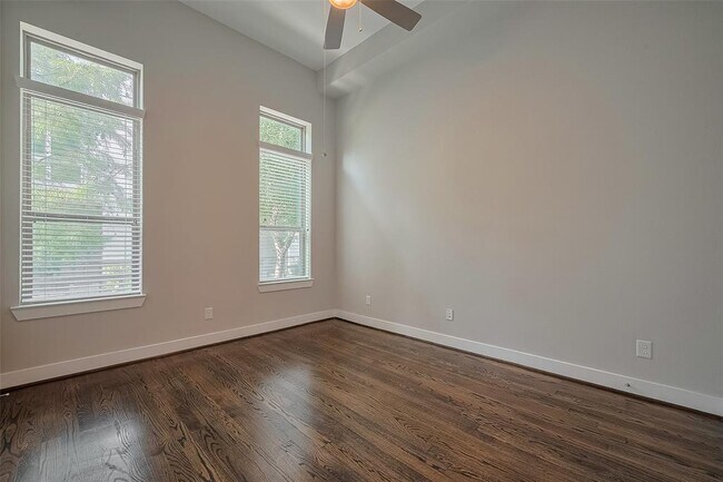 Building Photo - 5837 E Post Oak Ln