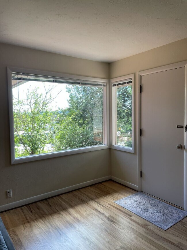 Building Photo - 8650 SW Canyon Ln