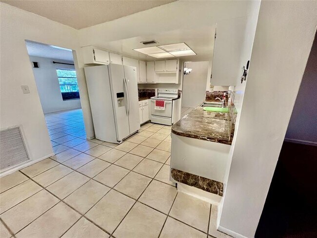Building Photo - 6105 NW 73rd Ave