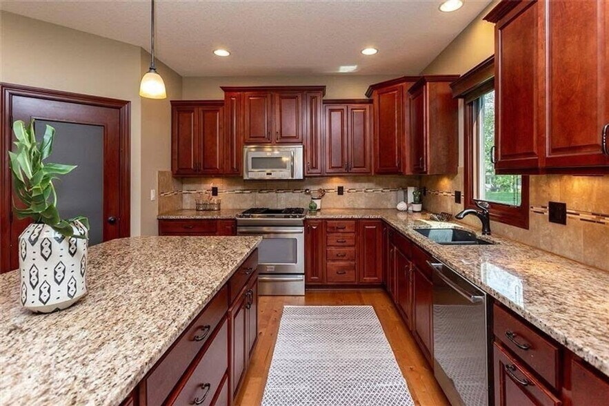 Building Photo - 8700 Wooded Point Dr