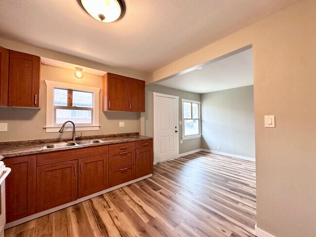 Building Photo - CHARMING ONE LEVEL HOME W/ GARAGE! W/S/G INCLUDED!