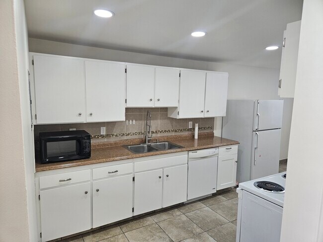 Building Photo - Roy Duplex