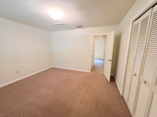 Building Photo - 1858 Sylvan Ct