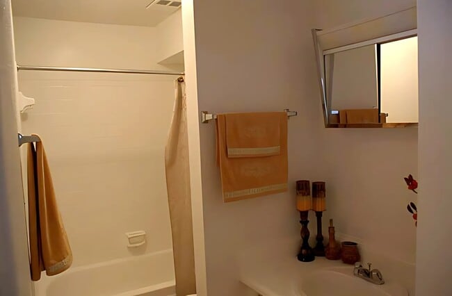 Building Photo - 6311 Beverly Hill St