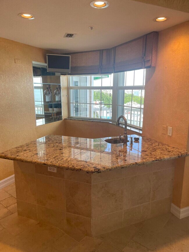 Building Photo - 5605 College Rd