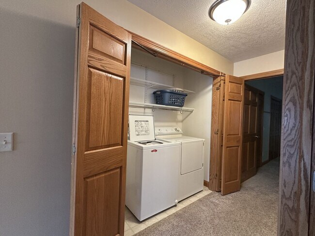 Building Photo - Spacious 3 Bed / 3 Bath Duplex in Sanborn, IA