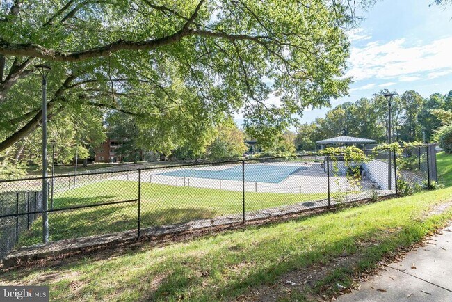 Building Photo - 10201 Grosvenor Pl