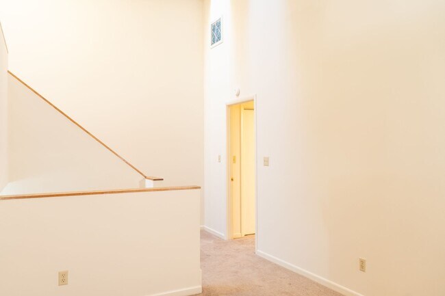 Building Photo - 2 Bedroom Townhouse Available in July