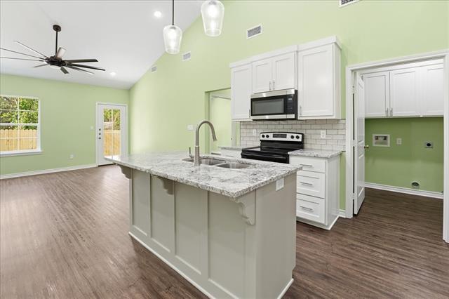 Building Photo - 806 S Newsom St