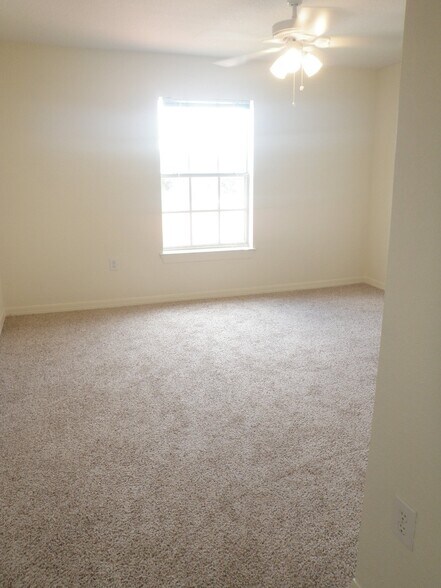 Building Photo - 5479 Vineland Rd