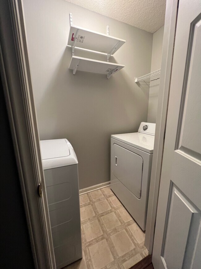 Building Photo - 12 Tannenbaum Cir