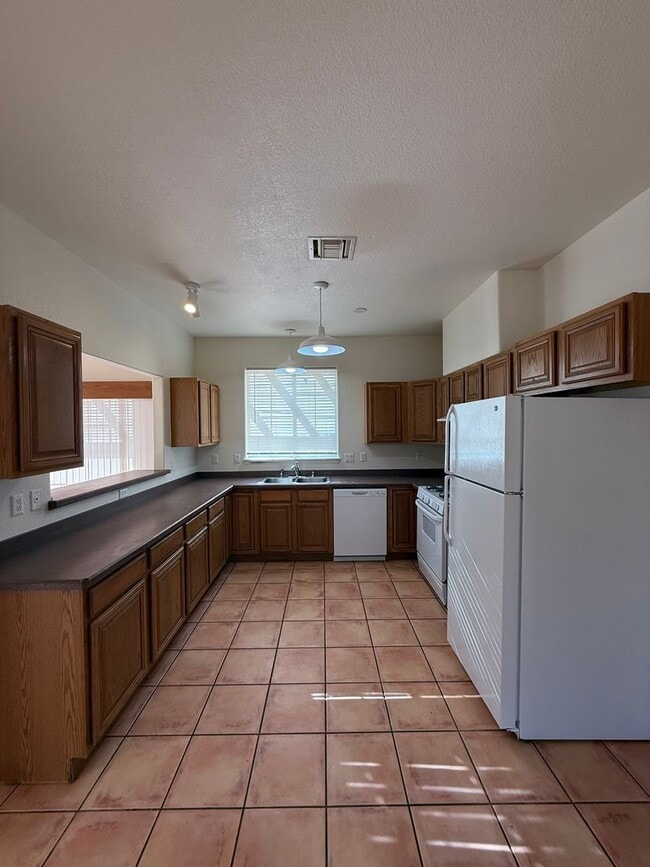 Building Photo - Beautiful 3 Bedroom/2.5 Bathroom Home Located off Roadrunner