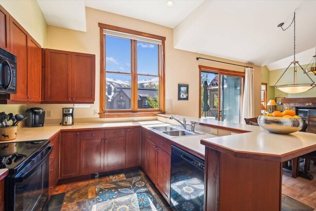 Building Photo - Walk to Main Street and the Slopes! Amenities Abound! MOST UTILITIES Included! Garage!