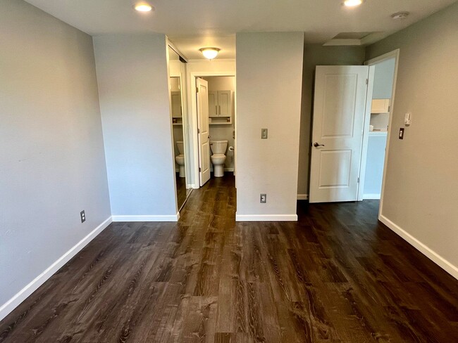 Building Photo - Woodinville ~ Woodland Hills Condo