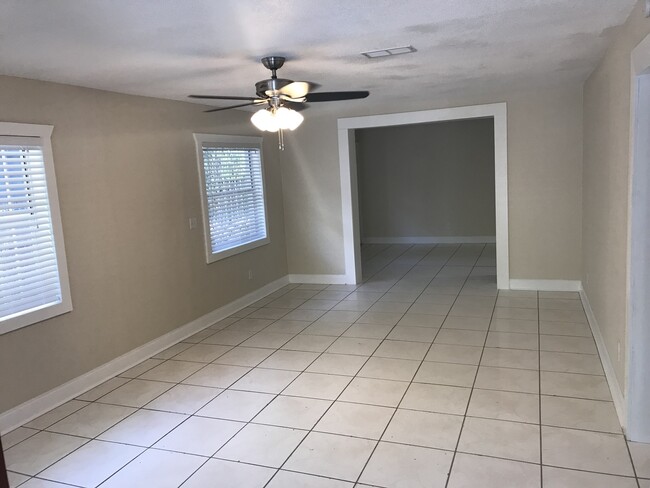 Building Photo - 5 Bedroom Home Close to Downtown