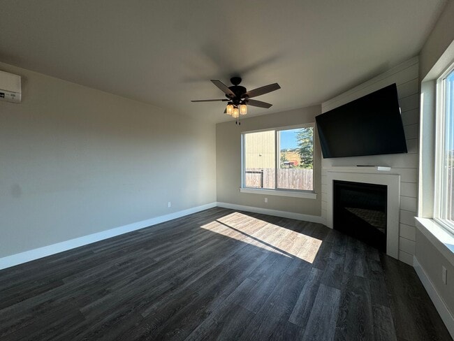 Building Photo - Beautiful 3 Bedroom 2 Story Home in Cul de...