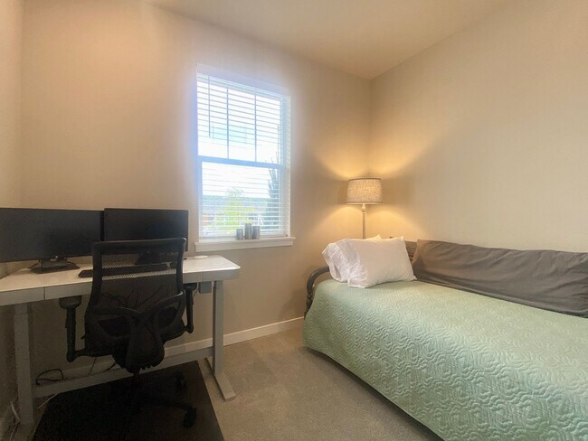 Building Photo - Modern Bonney Lake Home w/ AC  **SHORT TERM LEASE **